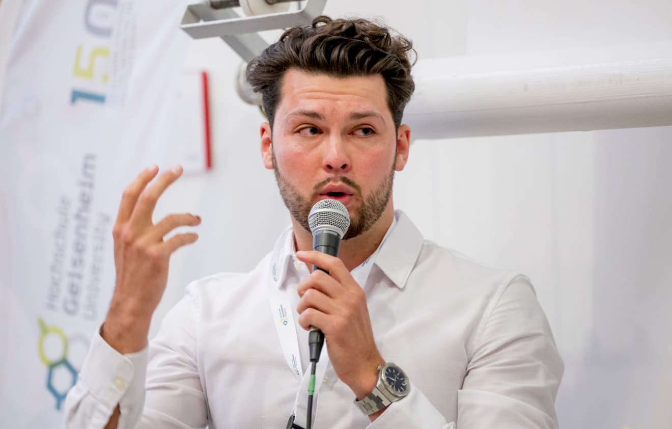 Felipe bei einem Vortrag über KI